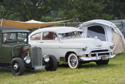 Großolbersdorfer US-Car-Treffen findet großen Anklang - Direkt neben dem Fahrzeug bauten die meisten Teilnehmer ihr Zelt zum Übernachten auf. Foto: Andreas Bauer