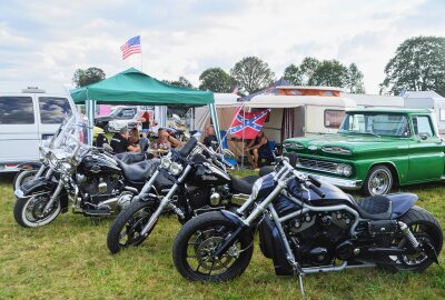 Großolbersdorfer US-Car-Treffen findet großen Anklang - Auch einige Biker nahmen an dem Treffen teil. Foto: Andreas Bauer