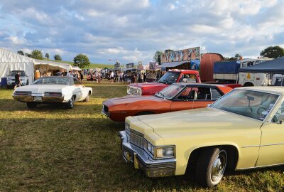 Großolbersdorfer US-Car-Treffen findet großen Anklang - Neben dem großen Festzelt waren auch mehere Verkaufsstände aufgebaut. Foto: Andreas Bauer