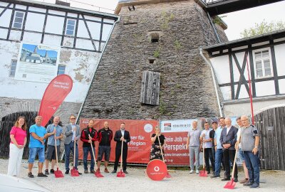 Großprojekt in Pockau: Glasfaser für die Region - Der symbolische Spatenstich für Bau-Los 1 erfolgte am Kalkwerk am 15. August. Foto: Jana Kretzschmann