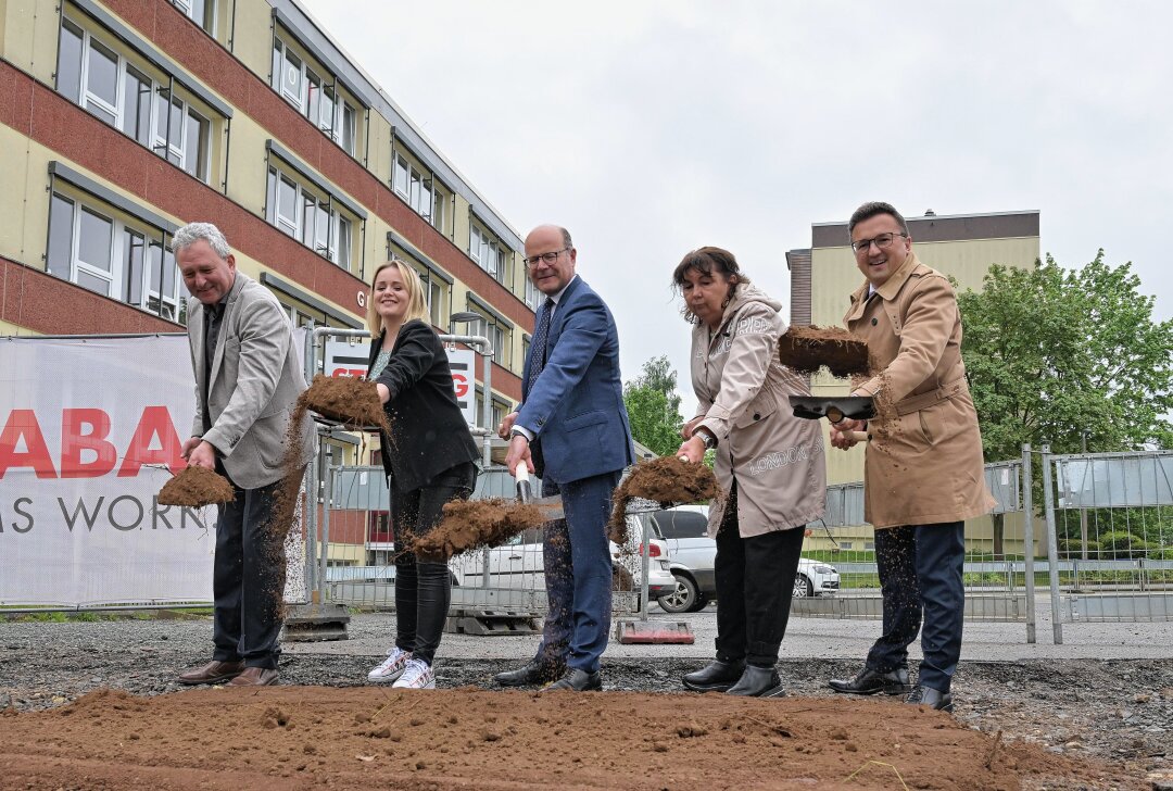 Großprojekt: Symbolischer Erster Spatenstich ist erfolgt - Beim Spatenstich: Bürgermeister Michael Franke, Schulleiterin Franziska Hamm, Staatsminister Oliver Schenk (CDU) und die beiden CDU-Vertreter Kerstin Nicolaus und Carsten Körber (v.li.). Foto: Ralf Wendland