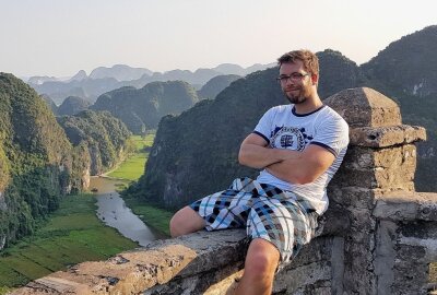 Groundhopping: Wie Corona die Fußball- und Reiselust einschränkt - Wenn Christoph Bauer die Welt bereist, dann verbindet er stets Kultur und Fußball. An der berühmten Halong Bucht in Vietnam, die 1994 zum Weltnaturerbe erklärt wurde, lässt es sich definitiv gut aushalten und einen Urlaub genießen. Foto: Privat