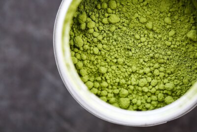 Grün oder Schwarz? Wie Sie Ihren Lieblingstee richtig zubereiten - Matcha ist eine besondere Form von grünem Tee, der traditionell in Japan verwendet wird.