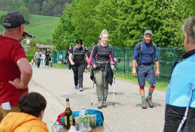 "Grüner Rebell": Abenteuerliche Extrem-Wanderung auf den Spuren Karl Stülpners - Start und Ziel befanden sich am Grießbacher Sportplatz, wo den Teilnehmern am Ende des Tages die Strapazen anzusehen waren. Foto: Andreas Bauer