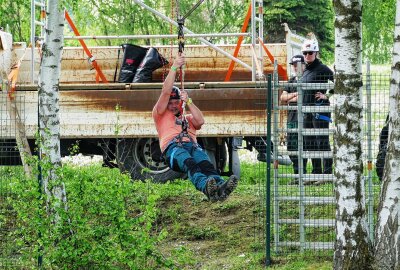 "Grüner Rebell": Abenteuerliche Extrem-Wanderung auf den Spuren Karl Stülpners - Am Ende wartete eine lange Seilrutsche auf die mutigen Teilnehmer. Foto: Andreas Bauer