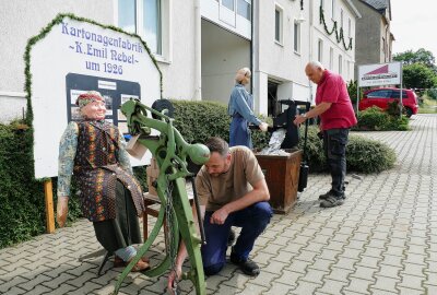 Grünhainichen schmückt sich fürs Heimatfest - Mit ihren Puppen gehen Stephan Nebel (vorn) und Karl Nebel auf die Historie ihres Familienunternehmens ein: die K. Emil Kartonagenfabrik. Foto: Andreas Bauer