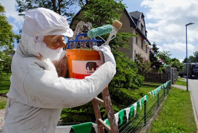 Grünhainichen schmückt sich fürs Heimatfest - Beim Präparieren der Puppen haben die Einwohner viel Kreativität bewiesen. Foto: Andreas Bauer