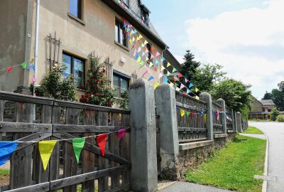 Grünhainichen schmückt sich fürs Heimatfest - Die Wimpelketten ziehen sich alle drei Ortsteile. Foto: Andreas Bauer