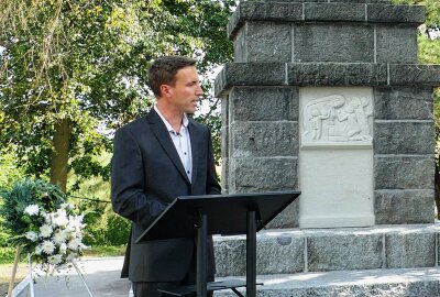 Grünhainichener Denkmal erinnert an trauriges Schicksal - Auch Grünhainichens Bürgermeister Robert Arnold hielt bei der Neu-Weihe eine Rede. Foto: Andreas Bauer