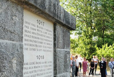 Grünhainichener Denkmal erinnert an trauriges Schicksal - Auf den Steinplatten sind die Namen aller 80 Grünhainichener zu lesen, die im Ersten Weltkrieg gefallen sind. Foto: Andreas Bauer