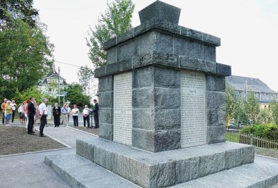 Grünhainichener Denkmal erinnert an trauriges Schicksal - Auch der Grünbereich rings herum wurde saniert. Foto: Andreas Bauer