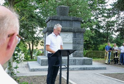 Grünhainichener Denkmal erinnert an trauriges Schicksal - Mit Dr. Dirk Reitz war der Geschäftsführer des sächsischen Landesverbands im Volksbund Deutsche Kriegsgräberfürsorge bei der Neuweihe dabei. Foto: Andreas Bauer