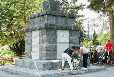 Grünhainichener Denkmal erinnert an trauriges Schicksal - Im Gedenken an die Opfer wurde ein Kranz niedergelegt. Foto: Andreas Bauer