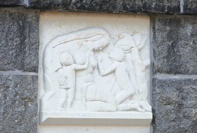 Grünhainichener Denkmal erinnert an trauriges Schicksal - Zum Denkmal gehört dieses Relief. Foto: Andreas Bauer