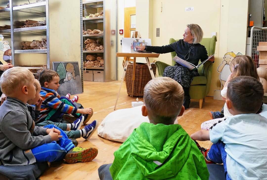 Grünhainichener Elf-Punkte-Engel sorgt am Weltkindertag für großes Strahlen - Gespannt lauschen die Kinder in der Grünhainichener Manufaktur den Geschichten. Foto: Andreas Bauer