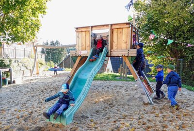 Grünhainichener Kita wird zur Hochburg von "Piraten" - Sowohl das Besteigen als auch das Verlassen des neuen Piratenturms macht den Kindern Spaß. Foto: Andreas Bauer