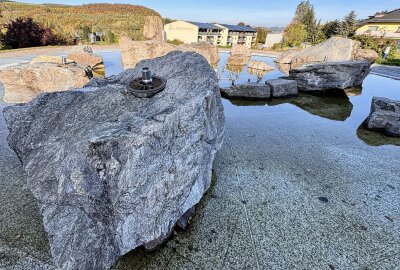 Grundsanierung: Hier im Erzgebirge spielt jetzt wieder die Musik - Der Musikbrunnen in Bad Schlema ist saniert worden - das Musik-Repertoire ist noch nicht vollständig wieder programmiert. Foto: Ralf Wendland