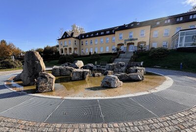 Grundsanierung: Hier im Erzgebirge spielt jetzt wieder die Musik - Der Musikbrunnen in Bad Schlema ist saniert worden - das Musik-Repertoire ist noch nicht vollständig wieder programmiert. Foto: Ralf Wendland