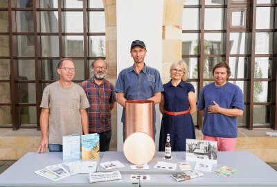 Grundstein des Fritz-Heckert-Gebietes wird neu eingeweiht - Sie waren neben dem Steinmetzmeister und Steinbildhauermeister Till Apfel am Gesamtprozess beteiligt: Lars Erhardt, Restaurator Schloßbergmuseum, Volker Schriever, Werkstatt Schloßbergmuseum, Norbert Engst vom Chemnitzer Geschichtsverein, Simone Becht vom Kulturbetrieb der Stadt und Knut Weber, Denkmalschutzbehörde (v.l.). Foto: Philipp Köhler