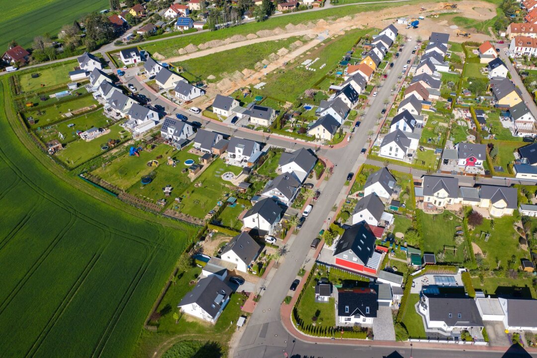 Grundsteuerwert anfechten: Was Sie dazu wissen müssen - Hat das Finanzamt Ihren Immobilienwert zu hoch angesetzt? Manche Eigentümerinnen und Eigentümer haben dann die Möglichkeit, dagegen vorzugehen.