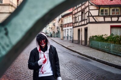 Gruselige Begegnungen: "Joker"-Imitator treibt im Erzgebirge sein Unwesen - So ähnlich sah der maskierte Mann auf den Bildern, die der Redaktion vorlagen, aus. Wir haben mittels KI eine Nachbildung erstellt.