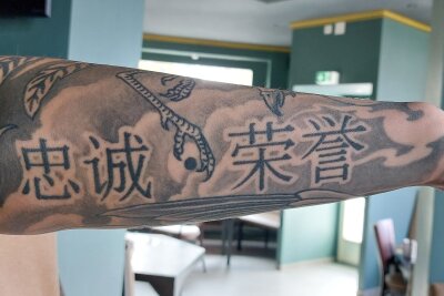 Guang (25) aus Plauen ist Barbetreiber, Reiseleiter, Türsteher, Globetrotter und jetzt IT-Fachinformatiker! - 10.000 Euro hat Guang bereits für seine Tattoos ausgegeben.