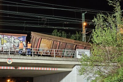 Güterzug entgleist in Zwickau: Bergungsarbeiten beginnen - Die Bergungsarbeiten gestalteten sich als schwierig. Foto: Mike Müller