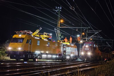 Güterzug entgleist in Zwickau: Bergungsarbeiten beginnen - Die Bergungsarbeiten gestalteten sich als schwierig. Foto: Mike Müller