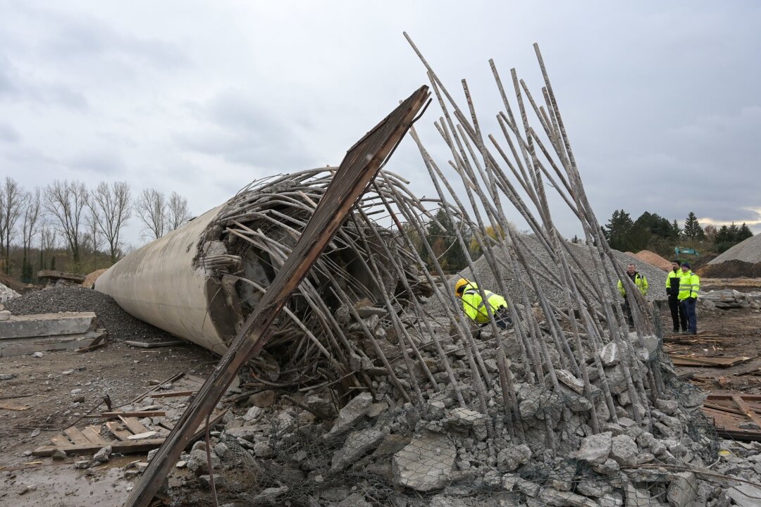 Gut 40 Meter hoher Schornstein gesprengt - Wohnraum geplant - Der 40 Meter hohe Industrieschornstein liegt nach seiner Sprengung am Boden. Er stand auf dem ehemaligen Edelpelzgelände in Schkeuditz.