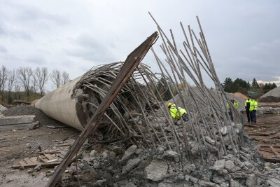 Gut 40 Meter hoher Schornstein gesprengt - Wohnraum geplant - Der 40 Meter hohe Industrieschornstein liegt nach seiner Sprengung am Boden. Er stand auf dem ehemaligen Edelpelzgelände in Schkeuditz.