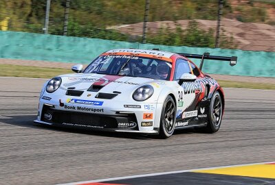 Gut Besuchter erster DTM-Renntag auf dem Sachsenring - Theo Oeverhaus gewann das Samstagsrennen zum Porsche Carrera Cup Deutschland. Foto: Volker Lange