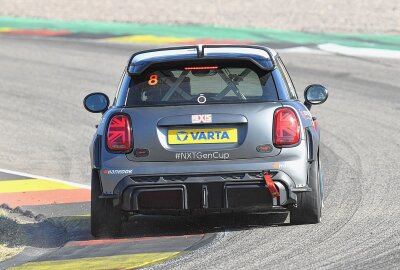 Gut Besuchter erster DTM-Renntag auf dem Sachsenring - Chantal Fugel und... Foto: Thorsten Horn