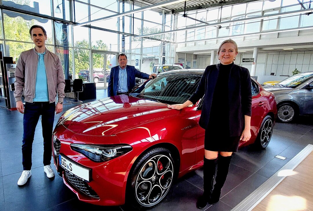 Gute Nachrichten für die Region: Die Exner-Gruppe wächst - Im Bild von links: Stellantis-Logistik-Manager Martin Vetter holte bei Exner-Hauptgeschäftsführer Jörg Neupert und Filialleiterin Kathleen Dartsch in Plauen seinen neuen Alfa ab. Foto: Karsten Repert