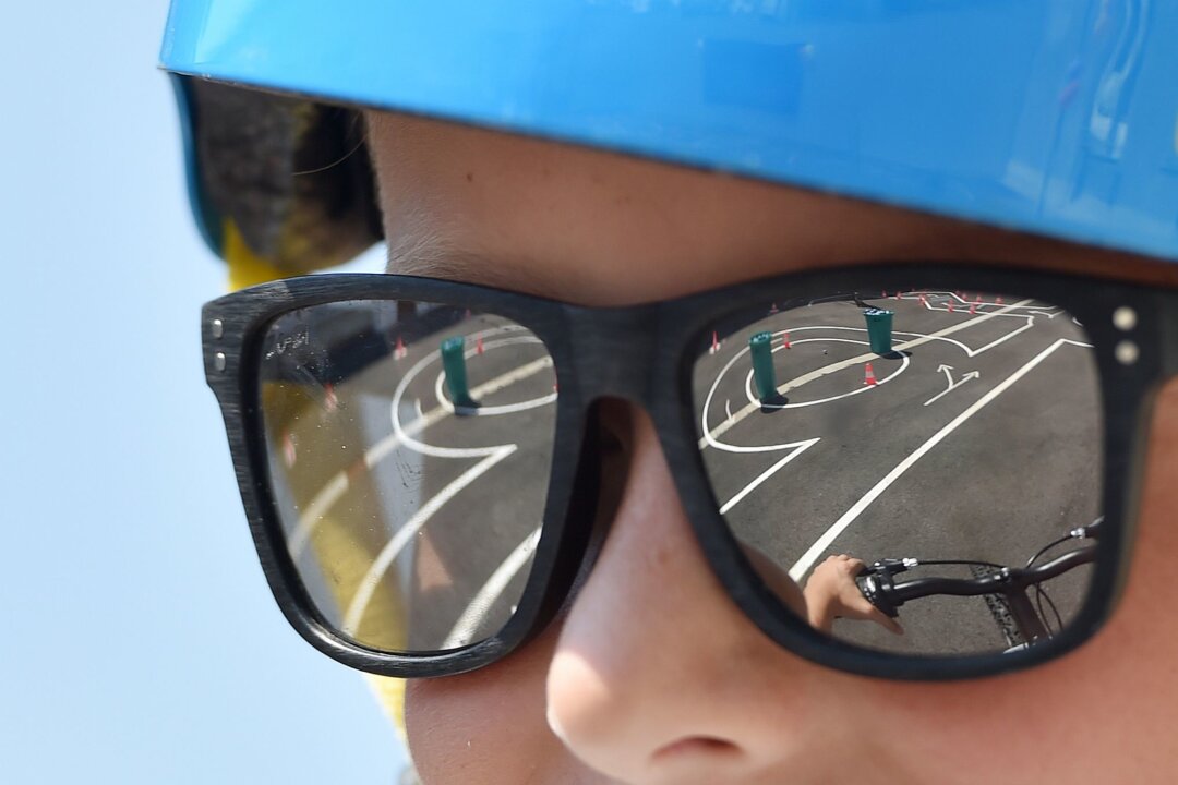 Guter Sonnenschutz für Kinderaugen: Was Eltern wissen müssen - Sonnenschutz für Kinderaugen ist unerlässlich: Sonnenbrille und Sonnencreme sollten ständige Begleiter sein.