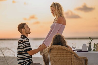 GZSZ-Star Timur Ülker macht Freundin Antrag am Strand - GZSZ-Star Timur Ülker hat seiner Freundin Caroline am Strand einen Antrag gemacht - die beiden Kinder waren lebhafte Zeugen.