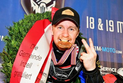 Haarahiltunen zum zweiten Mal Weltmeister - Martin Haarahiltunen zeigt an, wie viele WM-Titel er jetzt hat. Foto: Thorsten Horn