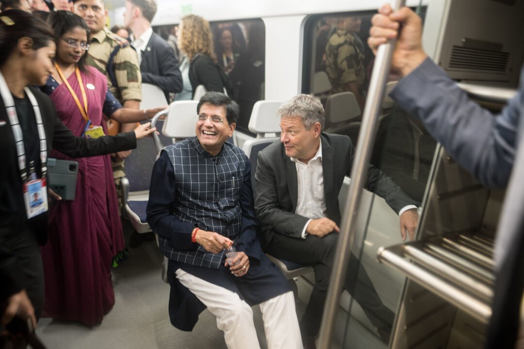 Habeck fährt U-Bahn in Neu-Delhi - mit hohem Aufwand - Piyush Goyal, Indiens Minister für Handel und Industrie und Wirtschaftsminister Robert Habeck nehmen die U-Bahn.