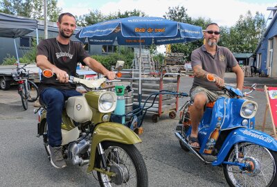 Habicht, Schwalbe und S 51: Syrau feiert den Simson-Kult - Brian Reiher (links) aus Brockau auf seinem Habicht (links) und Jörg Gerstenberger auf seiner Bürgerbräu-Schwalbe nebst Anhänger mit der Zapfanlage. Foto: Simone Zeh