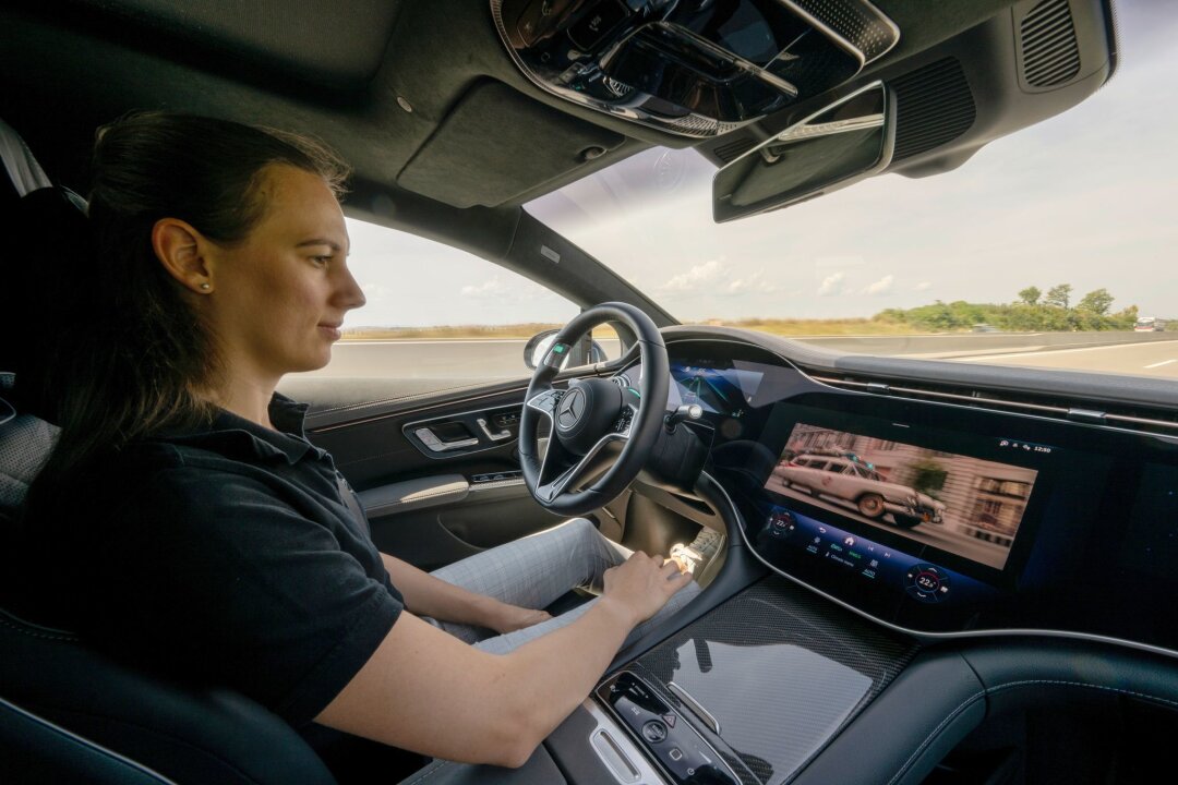 Hände hoch: Wussten Sie das über automatisiertes Fahren? - Virtueller Chauffeur: Bestimmte Nebentätigkeiten darf man am Steuer bei eingeschaltetem Drive Pilot machen.