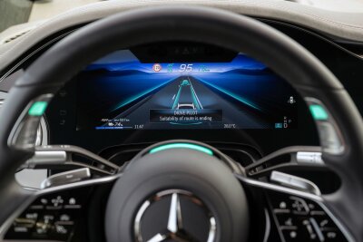 Hände hoch: Wussten Sie das über automatisiertes Fahren? - Bereit sein: Hier zeigt das Display an, dass der Fahrer das Steuer bald wieder selbst übernehmen muss.