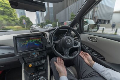 Hände hoch: Wussten Sie das über automatisiertes Fahren? - Nicht am Rad drehen: Denn das will dieser Versuchswagen von Nissan auch in komplexen Stadtumgebungen selbst problemlos schaffen.