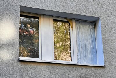 Häusliche Gewalt gegen Frau mit Behinderung: Täter droht Wohnung in die Luft zu sprengen - Darauf kam es dann zum Zugriff, Fenster wurden eingeschlagen und Tür gewaltsam geöffnet. Foto: Harry Härtel