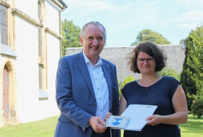 Halbe Million für Sanierung: Ein Berthelsdorfer Traum wird wahr - Staatsminister Thomas Schmidt übergibt den Fördergeldbescheid an Pfarrerin Rahel Brandt. Foto: Renate Fischer