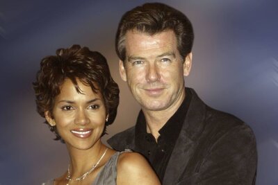 Halle Berry über Co-Star Pierce Brosnan: "Er wird immer mein Bond sein" - Für "James Bond 007 - Stirb an einem anderen Tag" standen Halle Berry und Pierce Brosnan gemeinsam vor der Kamera. Bis heute scheint Berry von "ihrem" Bond beeindruckt zu sein.