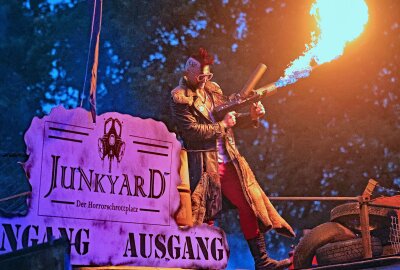 Halloween im Freizeitpark Plohn: Gleich fünf Gruselpartys geplant - Rückblick zum Halloween-Event 2023: Freak "Vigor" hantiert zu Musik von "Rammstein" mit dem Flammenwerfer. Archivfoto: Thomas Voigt