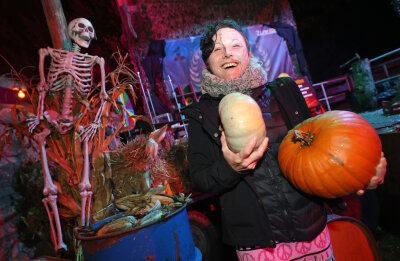 Halloween im Freizeitpark Plohn: Gleich fünf Gruselpartys geplant - Rückblick zum Halloween-Event 2023: Auf dem Nachhauseweg nahm die Reichenbacherin Melanie Vollbrecht gleich ein paar Kürbisse mit nachhause. Im Freizeitpark ist das zum Saisonende Tradition. Archivfoto: Thomas Voigt     