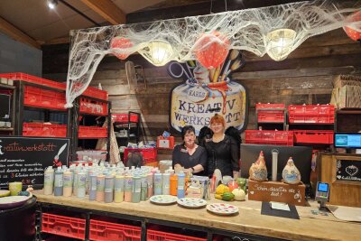 Halloween-Spaß bei Karls: Ein Besuch im Grusel-Dorf in Döbeln - Über den Ständen sorgten Spinnweben für ein leichtes Gruselambiente, während viele verkleidete Kinder und Erwachsene für ein buntes Bild sorgten.