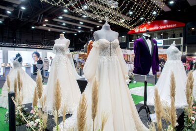 Hamburger heiraten am wetterfestesten - Im schulterfreien Hochzeitskleid friert die Braut im Winter vielleicht - doch längst nicht jeder lässt sich davon abhalten. (Archivbild)