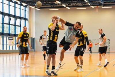 Handball-Derby in Klingenthal: TSV Oelsnitz holt Auswärtssieg - Tony Hennig (SG Handball Oberland, 3) kommt hier erfolgreich zum Abschluss und netzt den Ball in das Oelsnitzer-Tor ein. Foto: Johannes Schmidt