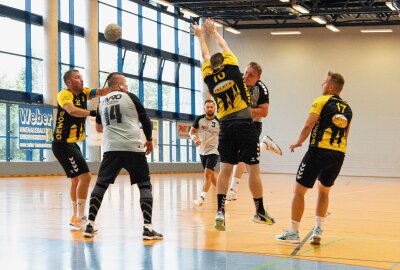 Handball-Derby in Klingenthal: TSV Oelsnitz holt Auswärtssieg - Marius Paul Dressel (SG Handball Oberland, 4) mit dem Wurfversuch auf das Oelsnitzer Tor, Konrad Grünwald (TSV Oelsnitz I, 10) hat versucht ihn daran zu hindern. Foto: Johannes Schmidt